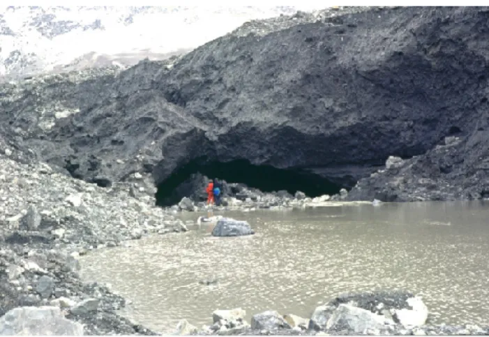 Fig. 6. Ice deposits at the Karmadon dam with a small temporary ice-marginal lake. The deposits are mostly composed by disrupted and re-compacted ice covered by a varyingly thick debris layer.
