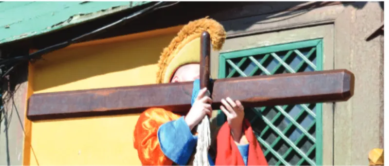 Figure 1: The ga ṇḍī beam and ga ṇḍī -striker used in the Gandantegchenlin monastery, Ulan Bator, June 2011.