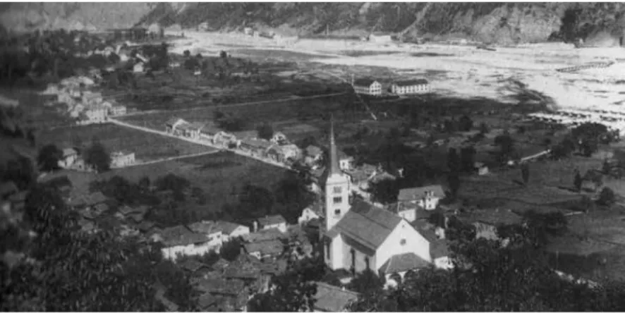 Abbildung 2a. Um 1900 zog sich ein bedeutender Teil des neuen Italienerquartiers von Naters entlang der  alten Furkastrasse gegenüber der Tunnelbaustelle auf der anderen Uferseite der Rhone (Stiftung historisches  Erbe der SBB Bern).