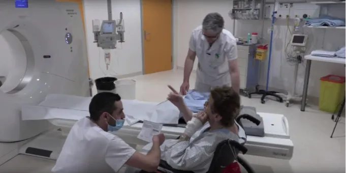 Figure 5 :  Le TRM 1 est auprès de la patiente et lui demande si le médecin lui a parlé de l’examen
