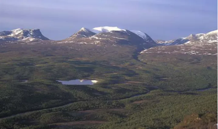 Fig. 1 Lake Vuolep Njakajaure within the Abisko National Park, the river Abiskoj˚akka (in the foreground) and its tributary Nissunj˚akka (on the right) and the characteristic mountain formations including Lapporten (‘The Gate to Lapland’)