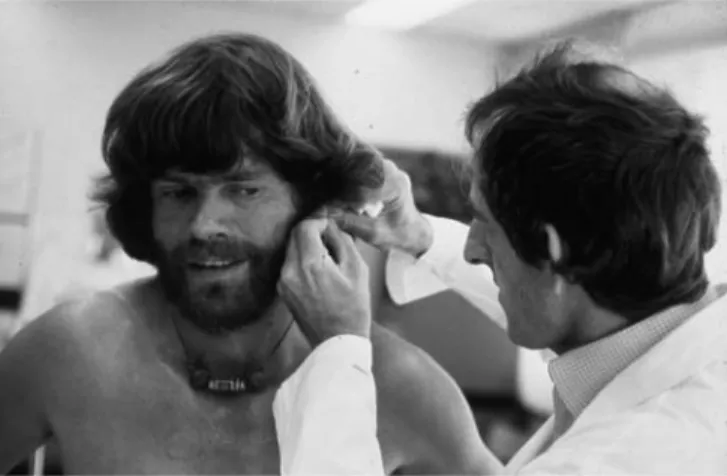 Fig. 1 Reinhold Messner tested in the exercise physiology labora- labora-tory at Magglingen, Switzerland