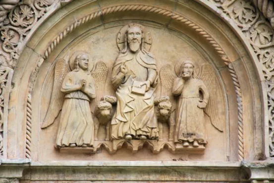 Fig. 8. Cristo sentado en el trono y dos ángeles, decoración de la puerta mayor del katholikon, 1327-1334
