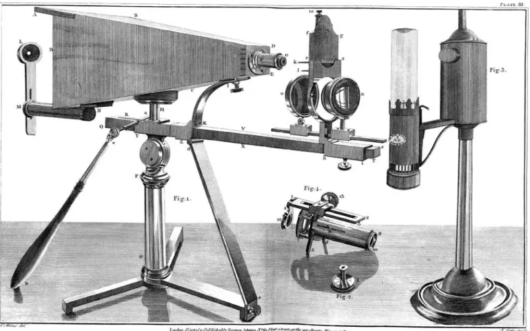 Fig. 1 : le microscope lucernal sur son trépied. Trépied muni d’un support pour préparations opaques