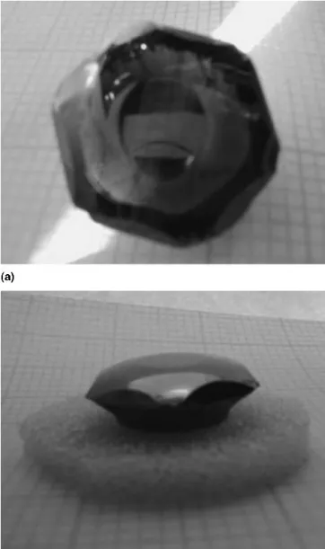 FIG. 1. Photographs of the top (a) and side (b) views of SiC boule of hexagonal habitus.