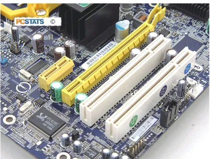 fig. 3.12 Connecteurs PCI Express 1x, PCI Express 16x, 2 PCI 32bits  (source : PCStats) 