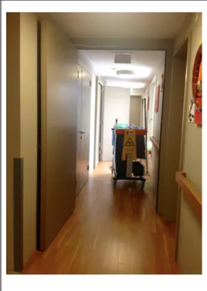 Figure 4 : charriot de nettoyage encombrant un couloir.