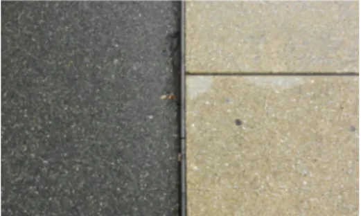 Fig.  14 :  Détail  des  revêtements  de  sol  de  la  place  du  Marché.  À  gauche,  l’asphalte  qui entoure les dalles jaunes - se trouvant à  droite sur l’image (cliché de l’auteur)