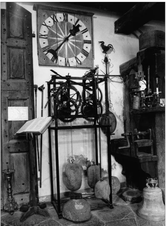 Fig. 1 – Regroupés à l’entrée de la salle principale du musée, les objets sauvés lors de la démolition de l’ancienne église paroissiale, en automne 1967: vantail de porte, chandelier, lutrin avec missel, éteignoirs pour les cierges, horloge avec ses poids 