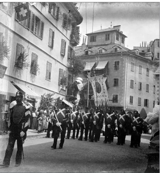 Fig.  1  –  Fête-Dieu  à  Sion,  vers  1890-1900.  Détachement  de  la  gendarmerie  durant  la  procession, Rue de Lausanne