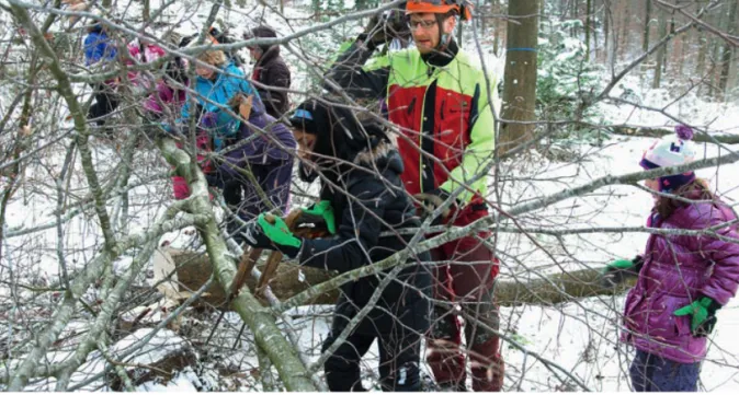 Fig. 1 Sylvain Bohnenblust, forestier bûcheron, ébranche et mesure avec les élèves l’arbre abattu lors d’une sortie «Univers du   forestier» à Bienne.
