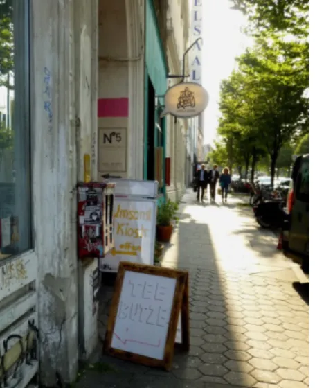 Figure 17: Panneau "Tee Butze" sur le  trottoir devant le Schier's Passage 