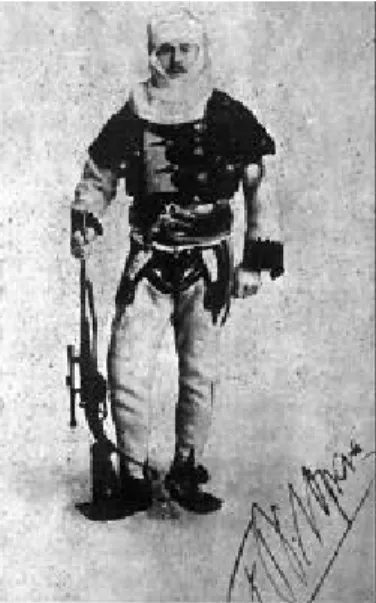 Fig. 1  - Il  barone F. Nopcsa in  costume albanese e molto ben  armato.   