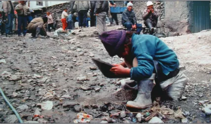 Figure 5: Child  panning gold in  the  sewer of La  Rinconada, Peru.  (Fact finding  mission GAMA  1999)