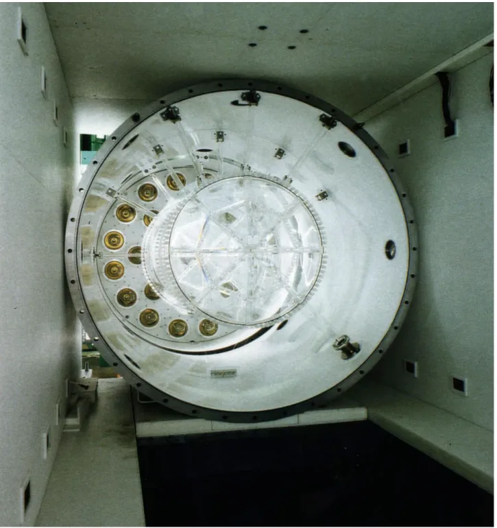 Fig. 2.7 { Photo de l'enceinte de la TPC et de la cuve de l'anti-Compton, a l'interieur du ch^ateau.