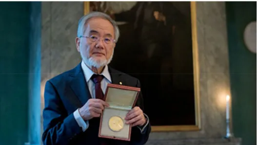 Figure 2: Dr Yoshinori Ohsumi et sa médaille du prix Nobel de médecine (2016) [8]. 