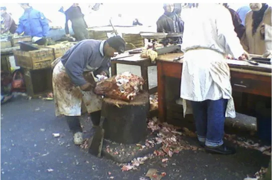 Figure 8 : Photo prise à Yaakoub El Mansour montrant le niveau d’hygiene défectueux  des tables de viandes 