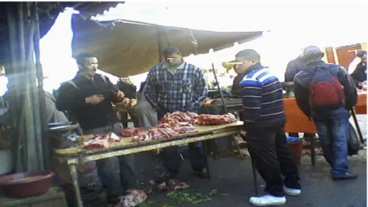 Figure 9 : Photo prise à Yaakoub El Mansour montrant un boucher propriétaire d’une  table de viande