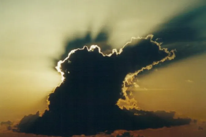 Fig. 1.2: Un vrai cumulus illumin´ e par derri` ere. Notez la diff´ erence entre le corps du nuage, sombre, et la corolle, transmettant la lumi` ere du soleil.