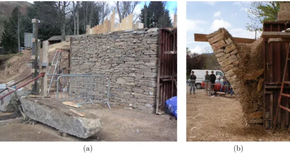 Figure 1.10 – Campagne expérimentale sur murs en pierre sèche à l’échelle 1 : dispositif expérimental du mur C2s (a) et renversement du mur C4c (b).