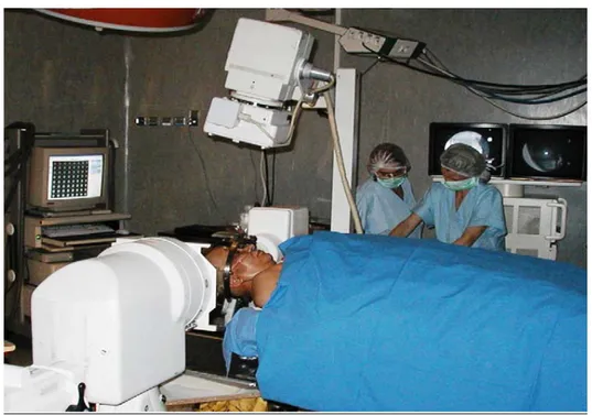 Figure 10 : Installation d’un patient pour chirurgie stéréotaxique. 