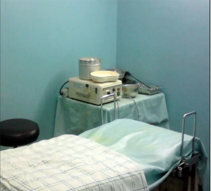 Figure 4 : Salle d’examen proctologique de l’unité d’endoscopie digestive du service   d’HGE du CHU Med VI-Hôpital Ibn Tofaïl
