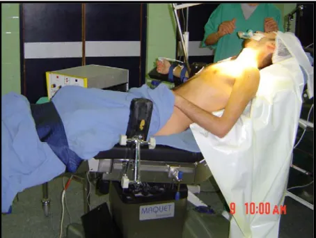 Figure 2 : Installation du patient en position semi-assise avec billot sous l’omoplate