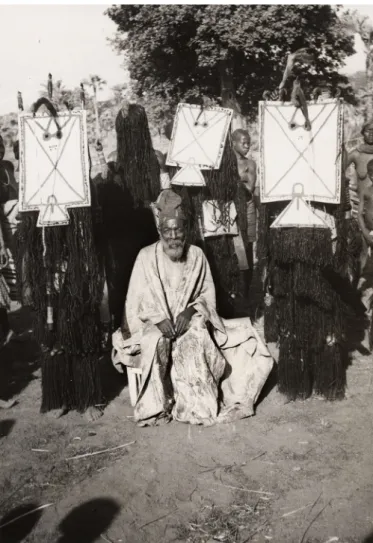 Fig. 2. Masques représentant des calaos avec leurs costumes de ﬁbres de Pteleopsis suberosa lors d ’une initiation donoble chez les Toussian (Père Nadal, Toussiamasso, 1950, Archives nationales d’Outre-Mer, droits réservés.).