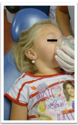 Figure 8 : Petite fille acceptant le masque naso-buccal 