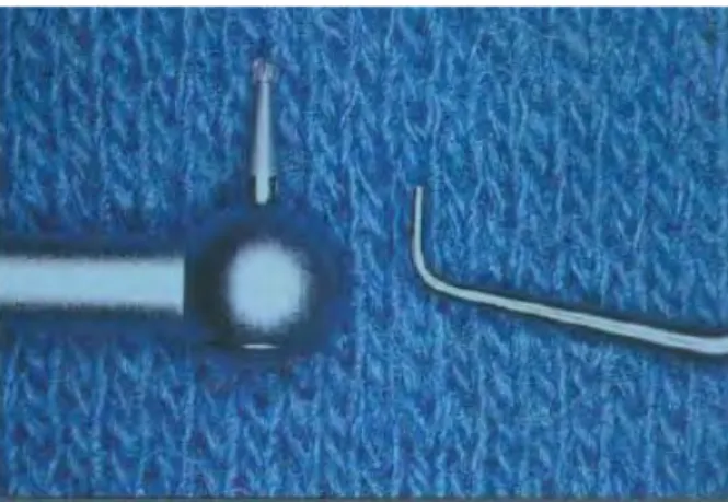 Figure 10: A gauche micro contre-angle avec une fraise boule CT et à droite un insert US 