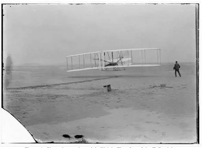 Figure 1 : Photo du premier vol du Wright Flyer I par John T. Daniels 