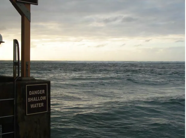 Figure 1.7: ”Danger : eau peu profonde” - Mars 2014 sur l’ˆıle de Kauai, Hawaii, U.S.A.