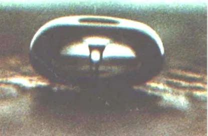 Figure I-12 : Attaque d'un métal par un jet pendant le collapsus d'une bulle 