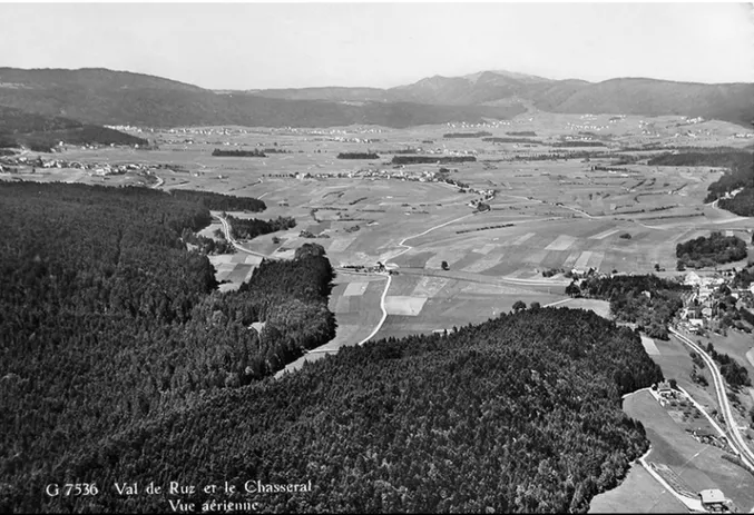 Fig. 11   Vue aérienne du bassin du Val-de-Ruz avec le Chasseral en   arrière-plan, carte postale écrite en 1959