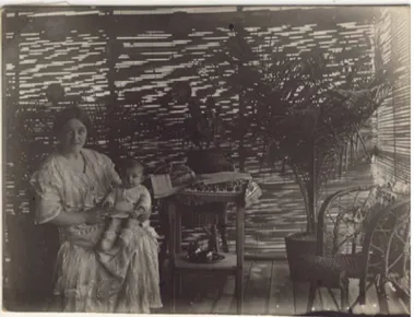 Illustration 13: Mayumbe, Anna et son premier enfant, décembre 1913, intérieur de « maison démontable » 