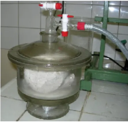 Figure 3-14  Enceinte de saturation en eau pour les mesures  de porosité et de masse volumique