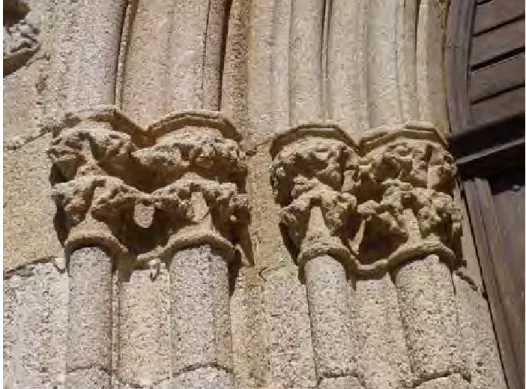 Fig. 31 : Mortemart (Haute-Vienne), chapiteaux  du portail de la façade occidentale de l’église  des Augustins.