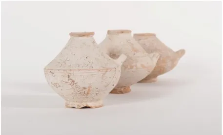 Figure 9 : présentation de trois biberons antiques en céramique 3