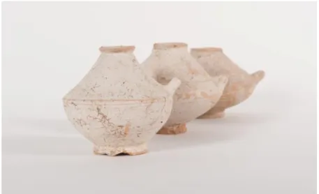 Figure 9 : présentation de trois biberons antiques en céramique 3