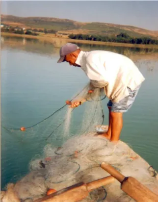 Figure  1:  Pêche  aux  filets  trémail  à  la  retenue  de  barrage  de  Sidi  Salem  en  Tunisie  (Photographie W