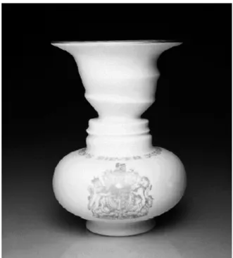 Figure n°7 : Illustration d’un Rubin’s vase-faces. En  fonction d’où l’on porte l’attention, on distingue un  vase ou des visages se faisant face