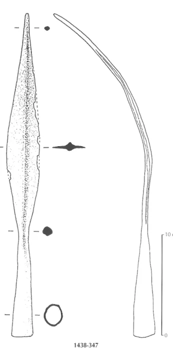 Fig. 58 - Fontenay-le-Comte (Vendée). Fer de lance provenant  de l'endos des Genâts (dessin O
