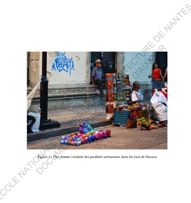 Figure 1 : Une femme vendant des produits artisanaux dans les rues de Oaxaca 