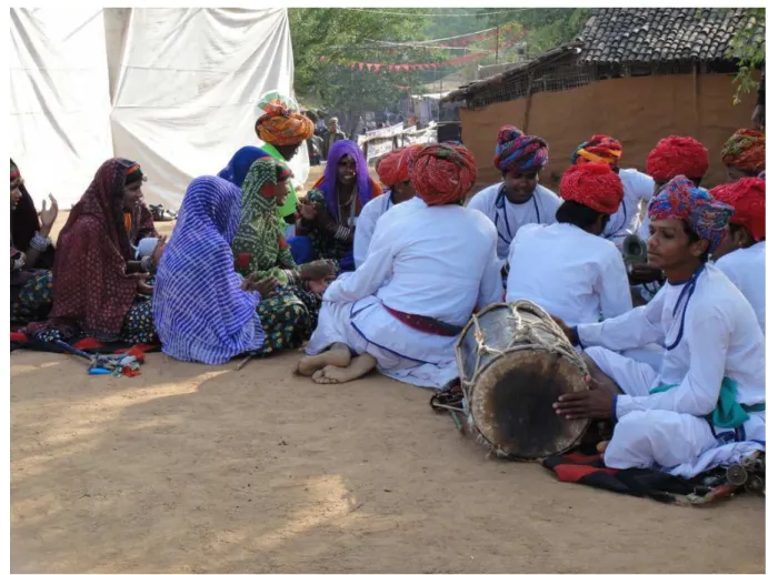 Figure  4  Hommes  râjasthâni  portant  le  turban  et  femmes  en  ghunghat ,  groupe  de  musique  de  Shilpgram,  Udaipur