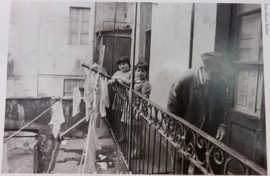 Fig. 2 :  Mauro Raffini, Famille sur le balcon a ringhiera des logements ouvriers, années soixante-dix