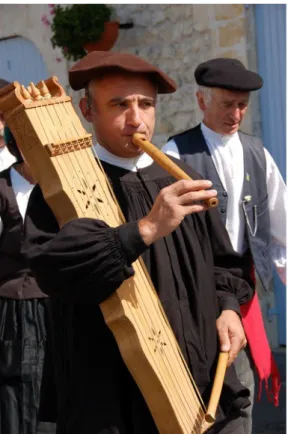 Figure  2  -  Tambourin  à  cordes  et  flûte  à  trois trous - © Association Cuyala d'Aüssaü  (2006) 