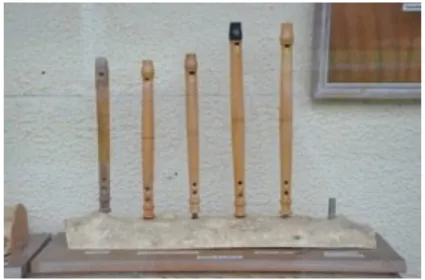 Figure 17 - Flûtes à trois trous de Didier Queheille. De gauche à  droite  :  landaise,  souletine,  txulula,  xirula,  ossaloise  -  photographie de l’auteure (22 mars 2013)