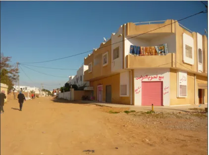 Illustration II-5 : présence du réseau de gaz (matérialisée par la borne jaune de la STEG, ici devant la  devanture rose) dans la cité populaire El Bahri
