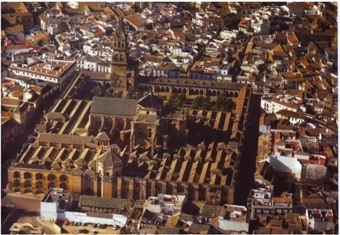 Figure 09 : Vue aérienne de la grande  mosquée de Cordoue où la cathédrale implantée suite à  la reconquista est perceptible