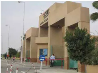 Figure n°4  : L’imposant portail de  l’université allemande du Caire (GUC) et  un membre de l’équipe de sécurité en  charge du contrôle des entrées et sorties